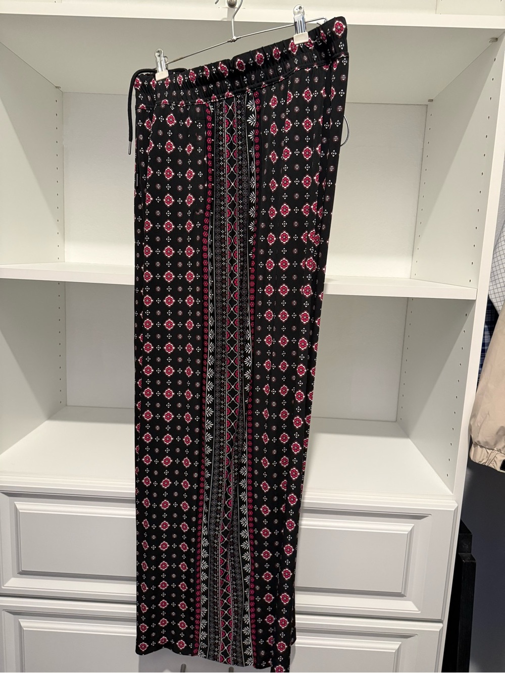 Lane Bryant Black and Pink Patterned Women’s Flowy Pants-Size 20